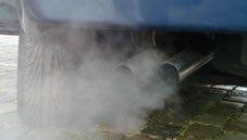 auto uitlaat rook roetvorming damp uitlaatgas